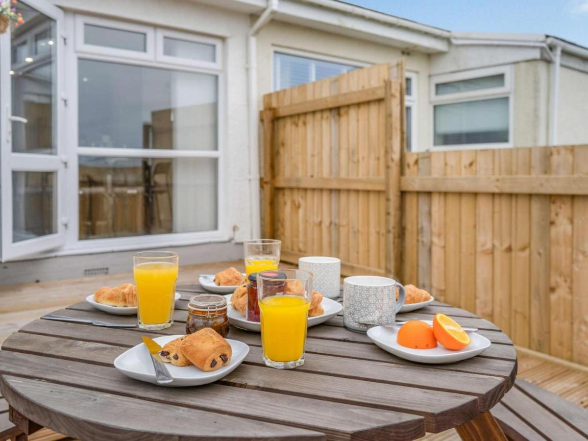 3-Bed 5-6 Berth Modernised Bungalow! Tenby Exterior photo